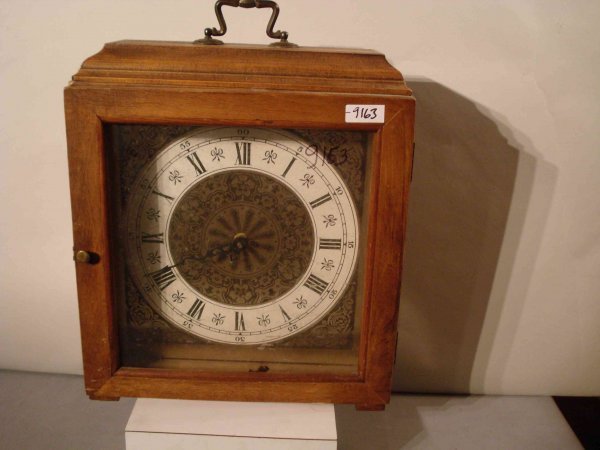 Large quartz powered mantel clock