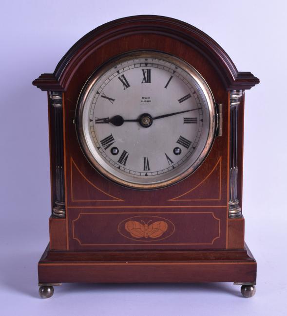 AN EDWARDIAN MAHOGANY MANTEL CLOCK decorated with a