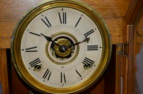 Antique Seth Thomas Oak Mantle Clock. Oak case with