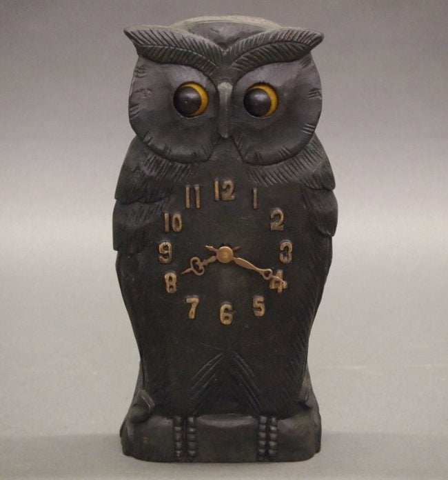 Owl moving eye novelty clock