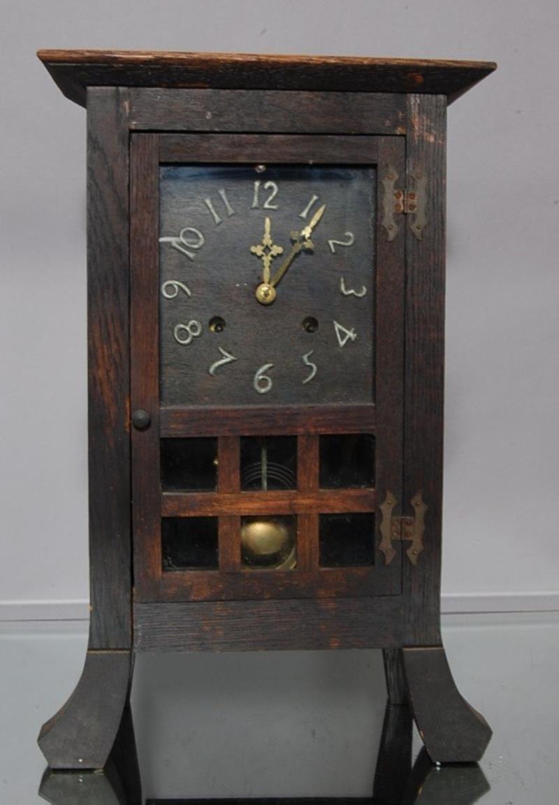 Arts & Crafts style New Haven Oak shelf clock