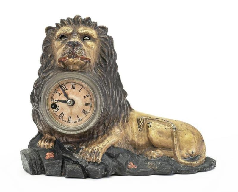 Lounging Lion Blinking Eye Clock