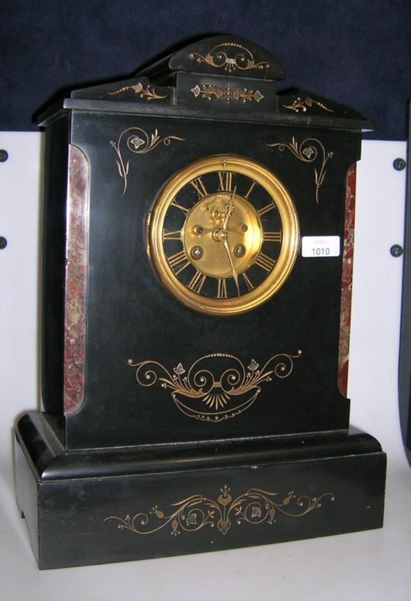 A VICTORIAN BLACK MARBLE MANTEL CLOCK