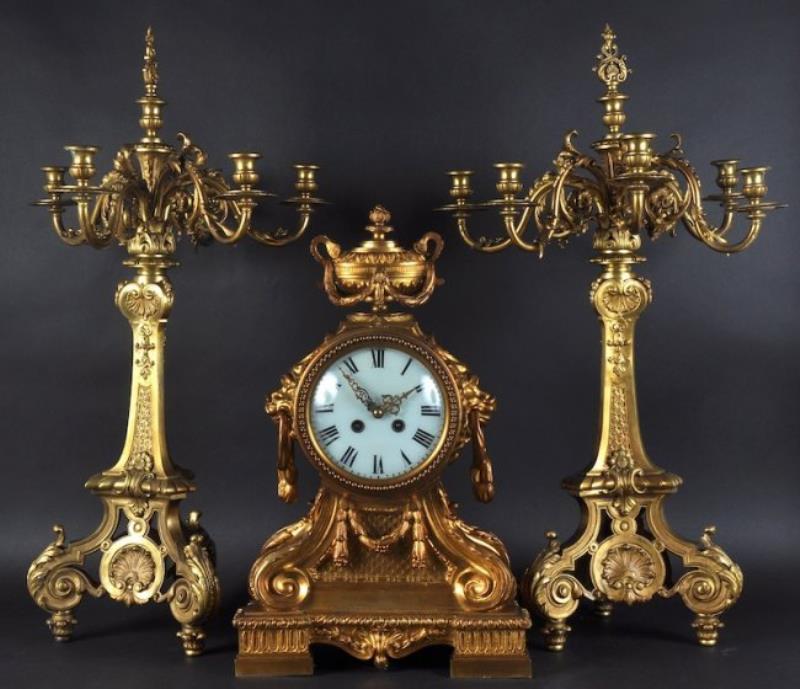 A GOOD 19TH CENTURY FRENCH ORMOLU THREE PIECE CLOCK