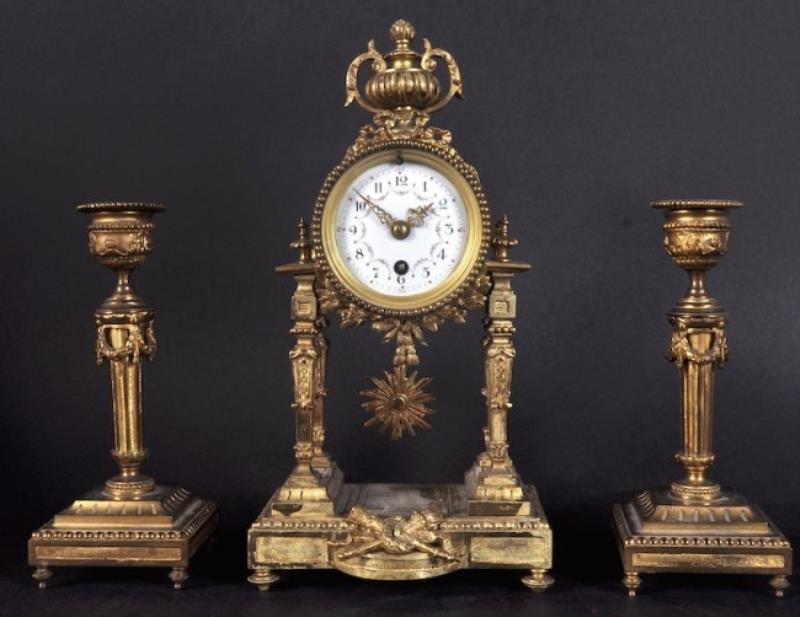 A SMALL 19TH CENTURY FRENCH BRASS CLOCK GARNITURE, the