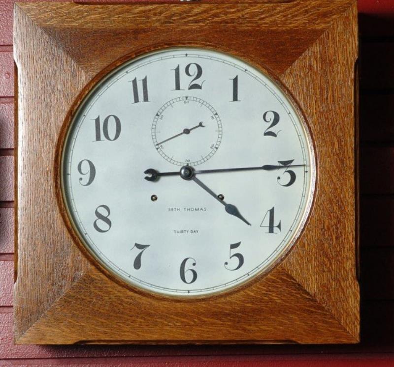 A SETH THOMAS ‘HUDSON’ GALLERY CLOCK