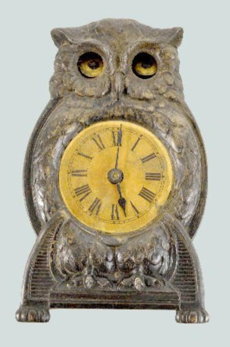 Metal Novelty Blinking Eye Owl Clock